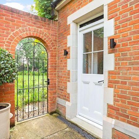 The Annexe - Beautiful Apartment With Garden Close To Heathrow And Windsor ستينس المظهر الخارجي الصورة