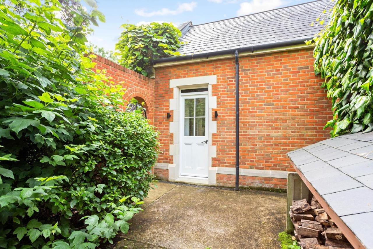 The Annexe - Beautiful Apartment With Garden Close To Heathrow And Windsor ستينس المظهر الخارجي الصورة