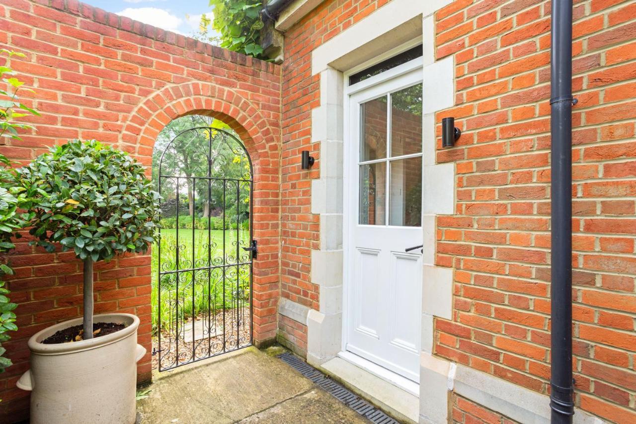 The Annexe - Beautiful Apartment With Garden Close To Heathrow And Windsor ستينس المظهر الخارجي الصورة
